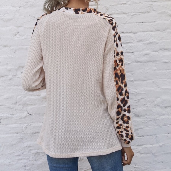 leopard print long sleeve waffle top v neck Top - Picture 2 of 4